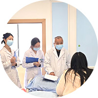 規(guī)范:國家心理咨詢師對(duì)每一位患者進(jìn)行全程心理輔導(dǎo)和療效跟蹤，幫助患者重建良好心理機(jī)制，早日回歸家庭社會(huì)。